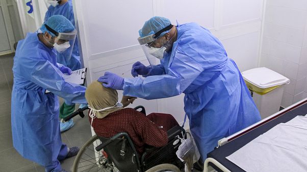 فيديو: عيادة متنقلة تجوب أنحاء لبنان لإجراء اختبارات فيروس كورونا فيديو: عيادة متنقلة تجوب أنحاء لبنان لإجراء اختبارات فيروس كورونا