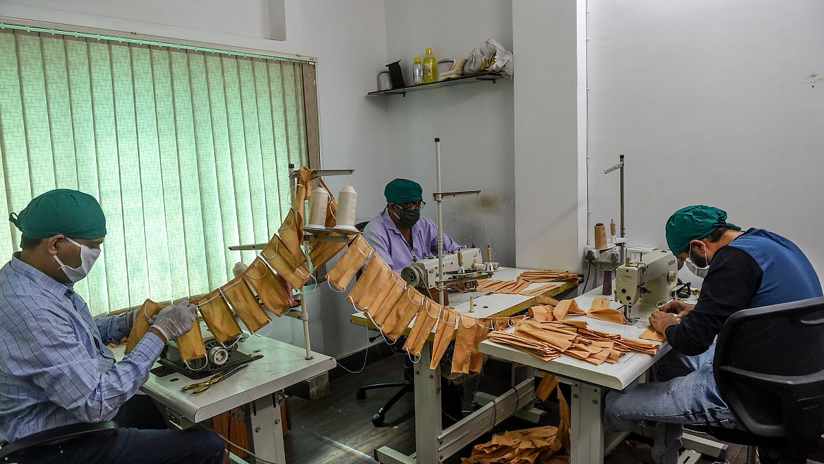 شاهد: تصنيع بزات واقية من فيروس كورونا محلياً في الهند