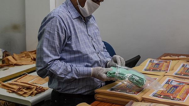En Inde, blouses et masques sont fabriqués pour le personnel soignant En Inde, blouses et masques sont fabriqués pour le personnel soignant