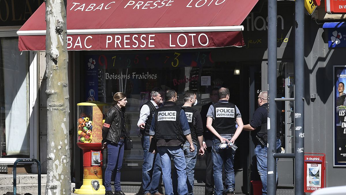 Полиция на месте нападения в городе Роман-сюр-Изер 