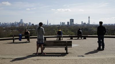 Hiába a kijárási korlátozások, megteltek a londoni parkok 