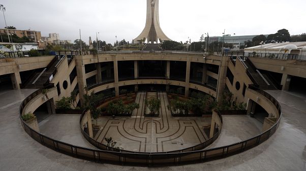 ساحة الشهداء تبدو خالية في العاصمة الجزائر إثر إقرار الحجر الصحي - 2020/03/24 ساحة الشهداء تبدو خالية في العاصمة الجزائر إثر إقرار الحجر الصحي - 2020/03/24