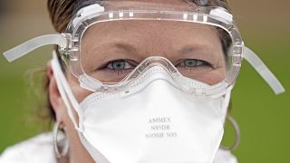 ممرضة تحمل قناعا للوجه في موقع لمكافحة كوفيد-19 في هوستن - 2020/04/02