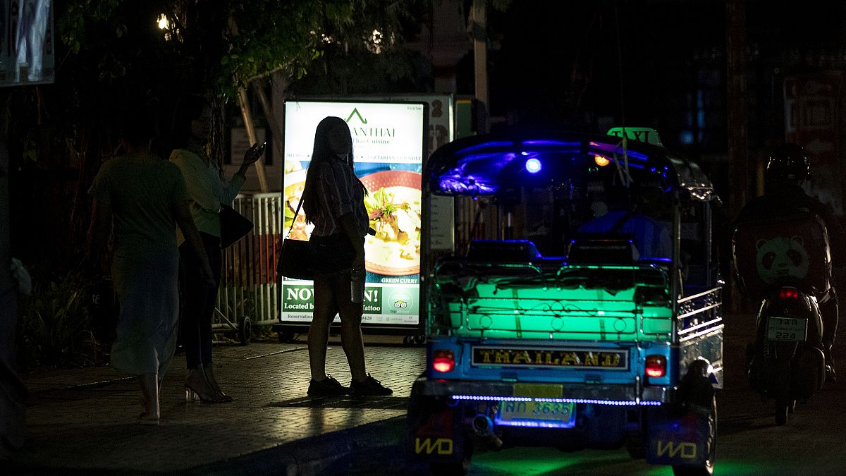 Tayland'da Covid-19 nedeniyle uygulanan gece sokağa çıkma yasağı seks işçilerini vurdu