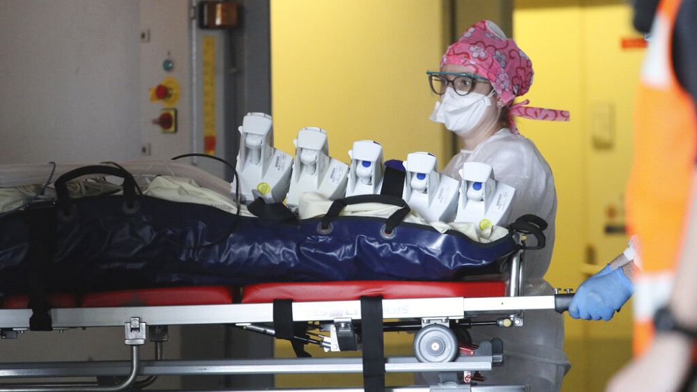 Dons de plasma et vers marins : les nouveaux espoirs dans la lutte contre le coronavirus
