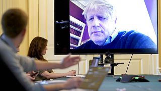 Boris Johnson no hospital, Rainha fala ao país