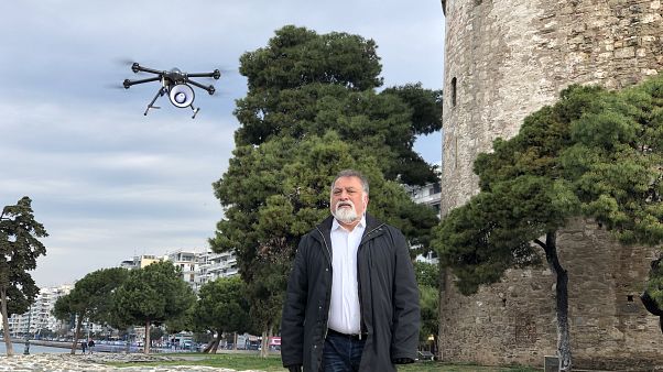 Drone με μεγάφωνο ενημερώνει τον κόσμο στη Θεσσαλονίκη για τον COVID-19 Drone με μεγάφωνο ενημερώνει τον κόσμο στη Θεσσαλονίκη για τον COVID-19