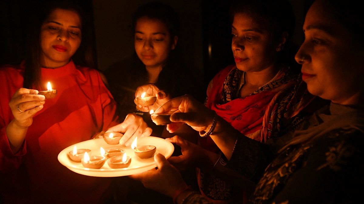 شاهد: تضامن جماعي بالشموع والمصابيح ضد فيروس كورونا في الهند