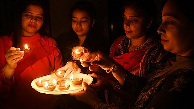 Lámpaoltás, gyertyagyújtás az összefogásért Indiában
