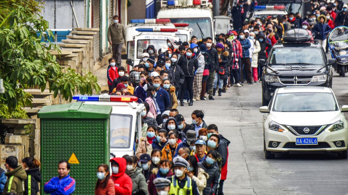 Menschen in Nanning (China) stehen Schlange, um Gesichtsmasken zu kaufen. 29. Januar 2020