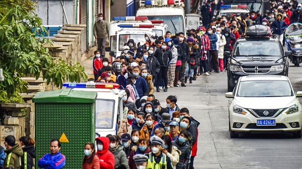 Menschen in Nanning (China) stehen Schlange, um Gesichtsmasken zu kaufen. 29. Januar 2020 Menschen in Nanning (China) stehen Schlange, um Gesichtsmasken zu kaufen. 29. Januar 2020