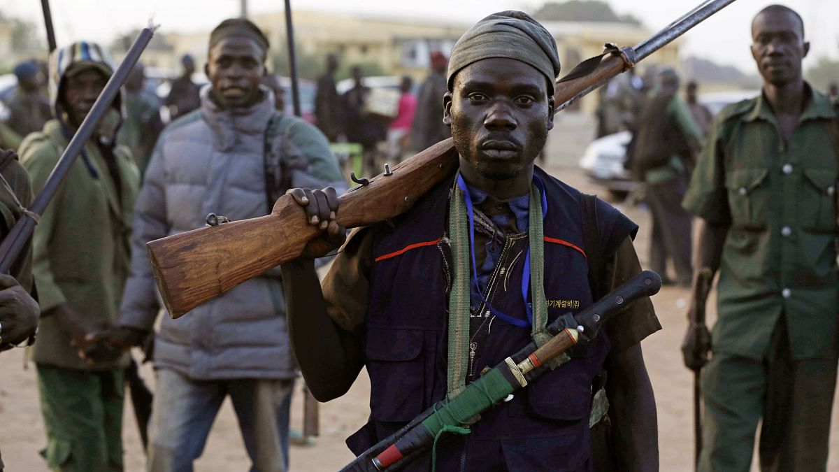 صيادون يتجمعون في محاولة منهم لصدّ هجوم لمجموعة "بوكو حرام" (أرشيف) 