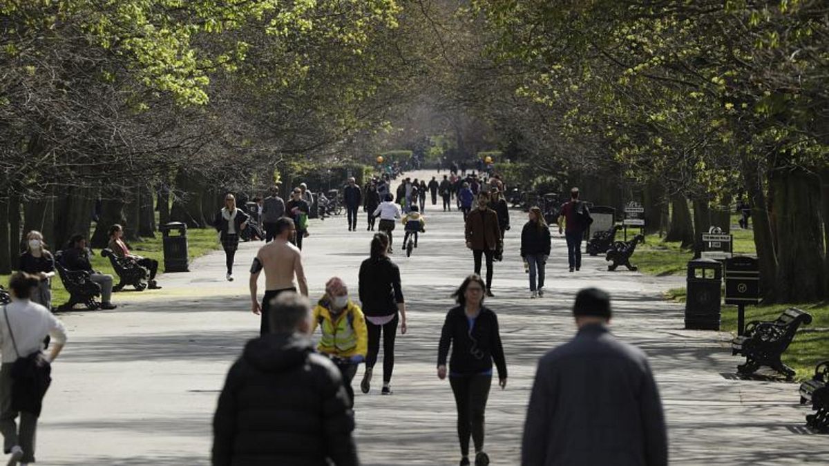 أشخاص يتنزهون في الحدائق العامة بالعاصمة البريطانية لندن متجاهلين قيود التباعد الاجتماعي