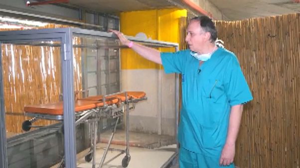 Coronavirus : un aquarium pour se recueillir près d'un défunt Coronavirus : un aquarium pour se recueillir près d'un défunt