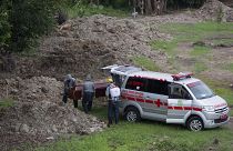 فرق طبية خاصة تقوم بدفن أحد الذين قضوا جراء الإصابة بفيروس كورونا المستجد في منطقة ميدان شمال سومطرة
