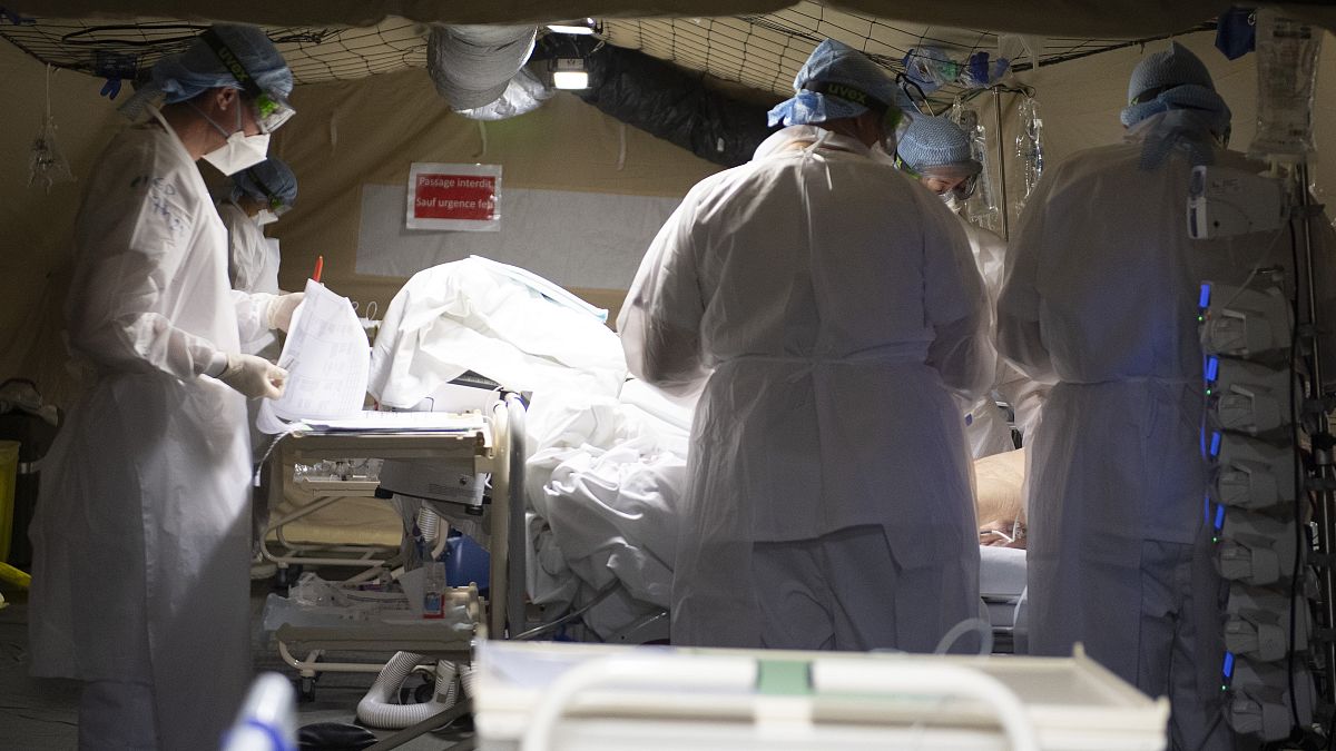 أطباء فرنسيون يعملون داخل مشفى عسكري ميداني م شرقي البلاد