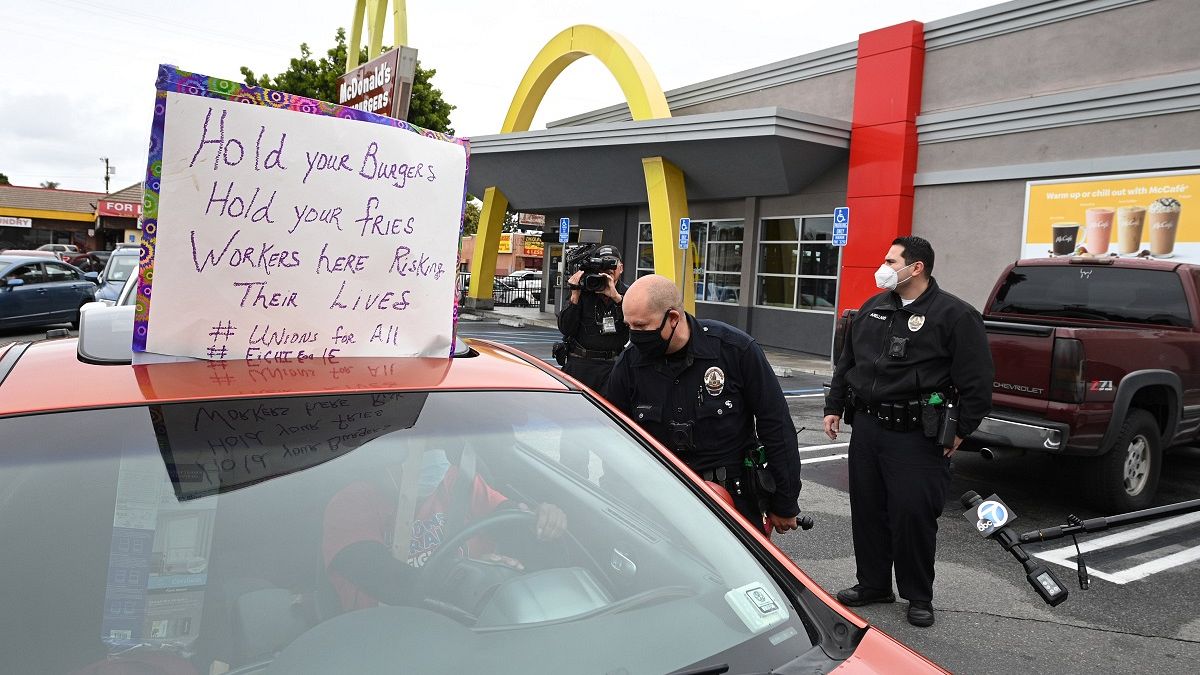 شاهد: موظفو "ماكدونالدز" يحتجون بعد إصابة أحدهم بفيروس كورونا