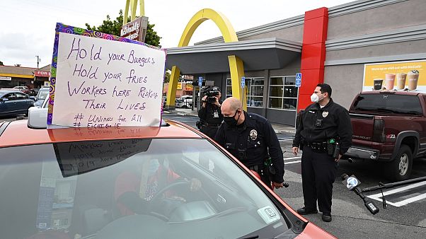 Сотрудники McDonald's: "Мы рискуем нашими жизнями!" Сотрудники McDonald's: "Мы рискуем нашими жизнями!"