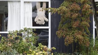 Βέλγιο: αρκουδάκια στα παράθυρα για συντροφιά
