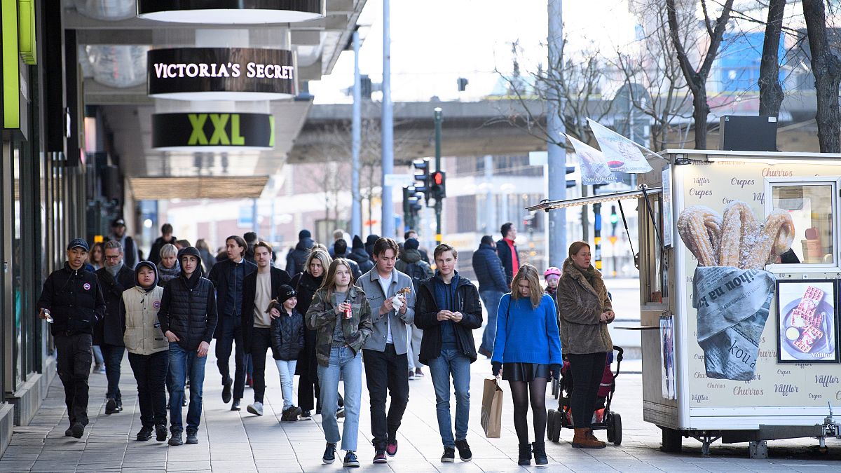 İsveç'in başkenti Stockholm'da salgına rağmen insanlar normal hayatlarına devam ediyor, 4 Nisan 2020