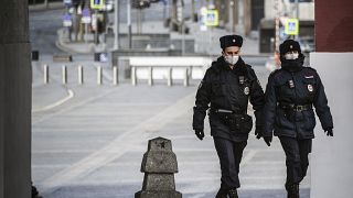 Başkent Moskova'da Covid-19 nedeniyle uygulanan sokağa çıkma yasağında devriye atan maskeli güvenlik güçleri