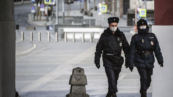 Başkent Moskova'da Covid-19 nedeniyle uygulanan sokağa çıkma yasağında devriye atan maskeli güvenlik güçleri Başkent Moskova'da Covid-19 nedeniyle uygulanan sokağa çıkma yasağında devriye atan maskeli güvenlik güçleri