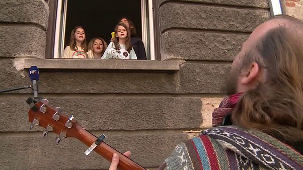 Эпидемия в Центральной Европе: учителя поют серенады Эпидемия в Центральной Европе: учителя поют серенады