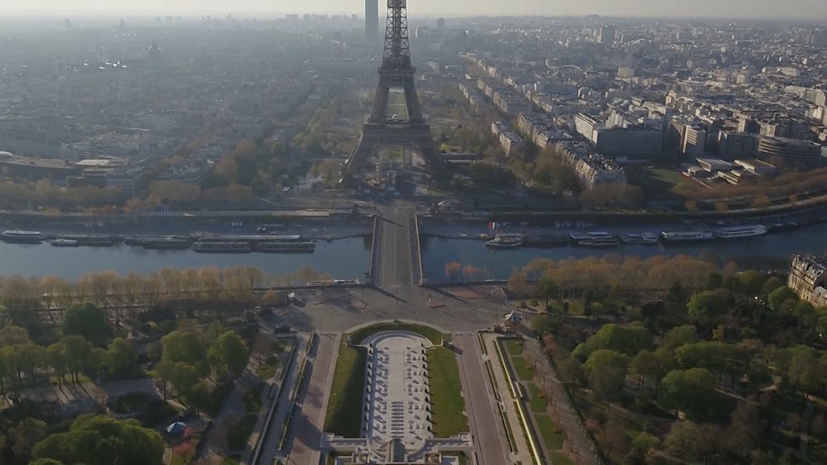 Εκ διαμέτρου αντίθετες drone εικόνες από Παρίσι και Γουχάν