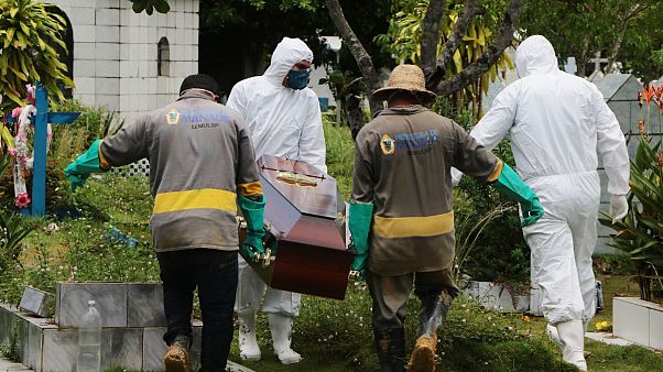Funeral em Manaus de um brasileiro que morreu contaminado pela Covid-19 Funeral em Manaus de um brasileiro que morreu contaminado pela Covid-19