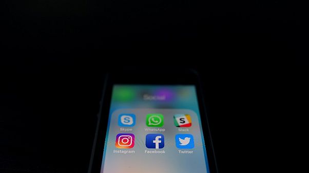 Aplicaciones de mensajería y redes sociales en un smartphone Aplicaciones de mensajería y redes sociales en un smartphone