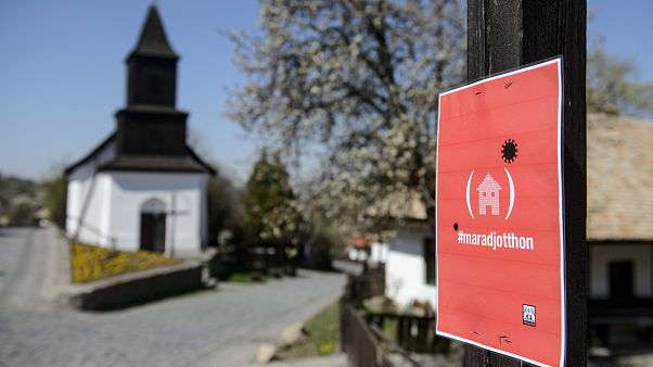 A látogatók otthonmaradását kérő tábla Hollókőn 2020. április 9-én. A látogatók otthonmaradását kérő tábla Hollókőn 2020. április 9-én.