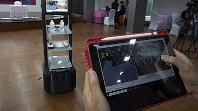 Robotok is küzdenek a járvány ellen Thaiföldön