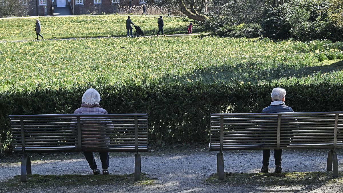 معمّرتان ألمانيتان تجلسان في حديقة بمدينة هيرتن