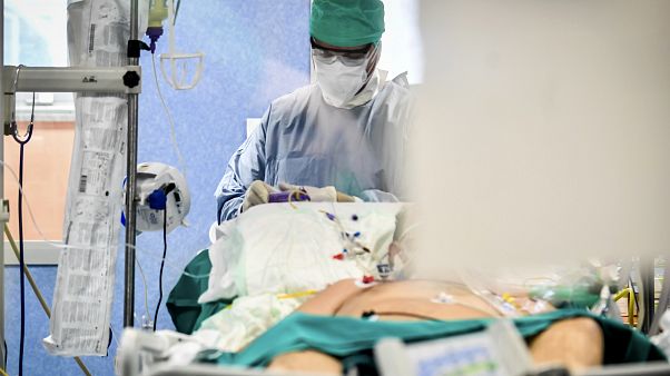 Unidade de Cuidados Intensivos do Hospital Bassini, perto de Milão Unidade de Cuidados Intensivos do Hospital Bassini, perto de Milão