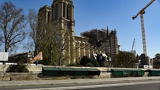 Geçen yıl çıkan yangında büyük zarar gören Notre-Dame Katedrali'nde Kutsal Cuma ayini
