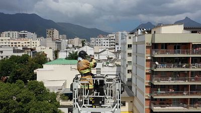 Рио-де-Жанейро: как пожарный веселит жителей