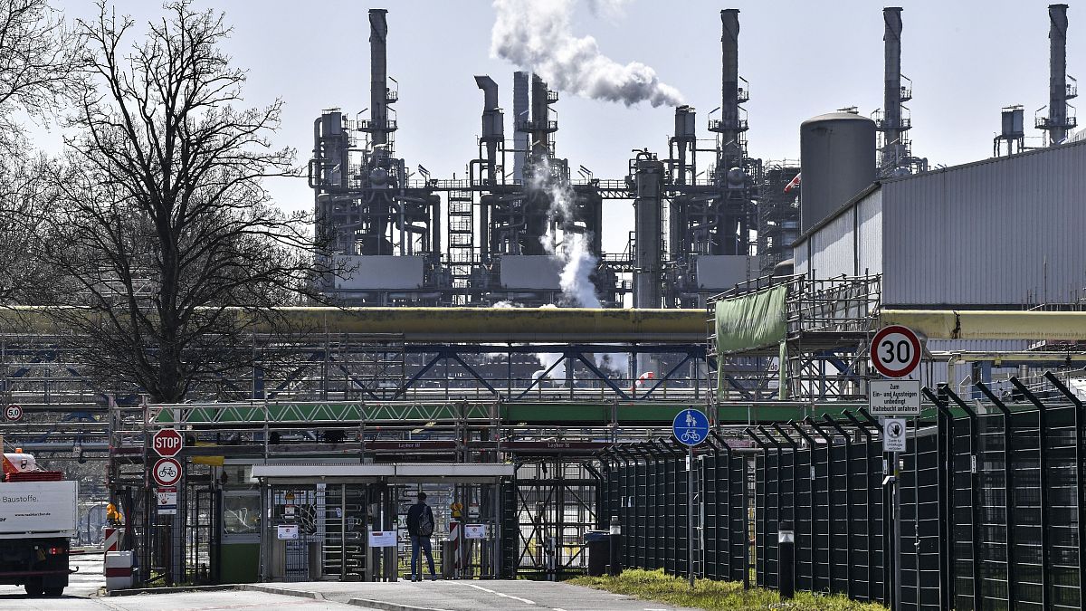 عامل يدخل مصنعا للكيماويات في غيلسنكيرشن، ألمانيا
