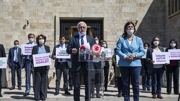 HDP Grup Başkanvekili Hakkı Saruhan Oluç, ellerinde infaz düzenlemesinde eşitlik isteyen ifadelerin yer aldığı dövizler taşıyan HDP'li milletvekilleri HDP Grup Başkanvekili Hakkı Saruhan Oluç, ellerinde infaz düzenlemesinde eşitlik isteyen ifadelerin yer aldığı dövizler taşıyan HDP'li milletvekilleri