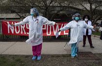 Des infirmières afro-américaines devant l'hôpital Provident à Chicago - Illinois -, le 6 avril 2020