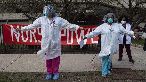 Des infirmières afro-américaines devant l'hôpital Provident à Chicago - Illinois -, le 6 avril 2020 Des infirmières afro-américaines devant l'hôpital Provident à Chicago - Illinois -, le 6 avril 2020