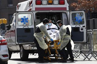 Nova Iorque adapta espaços para as vítimas da covid-19