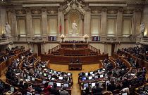 Parlamento português vai debater mais de 100 propostas contra a Covid-19