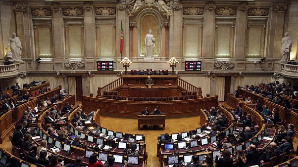 Parlamento português vai debater mais de 100 propostas contra a Covid-19 Parlamento português vai debater mais de 100 propostas contra a Covid-19