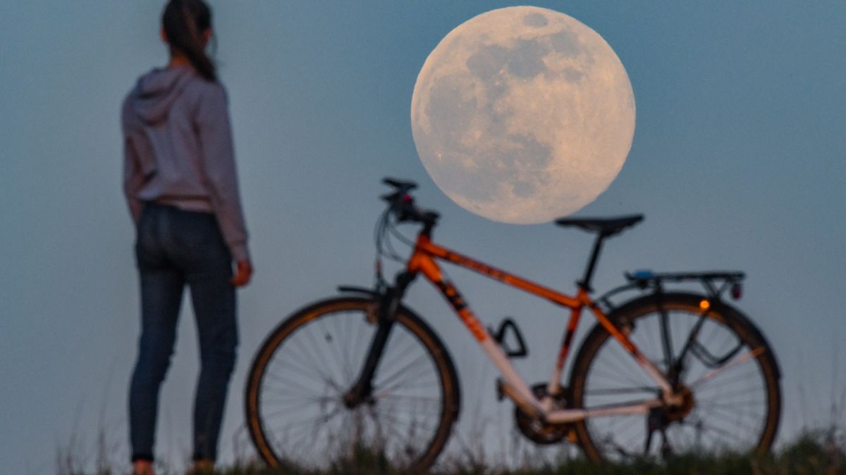 Le foto della Super Luna Rossa, la più bella del 2020 (e la prima in quarantena)
