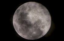 Las nubes finas cubren la superluna más cercana a la tierra, también conocida como luna rosa, desde Yakarta el 7 de abril de 2020.