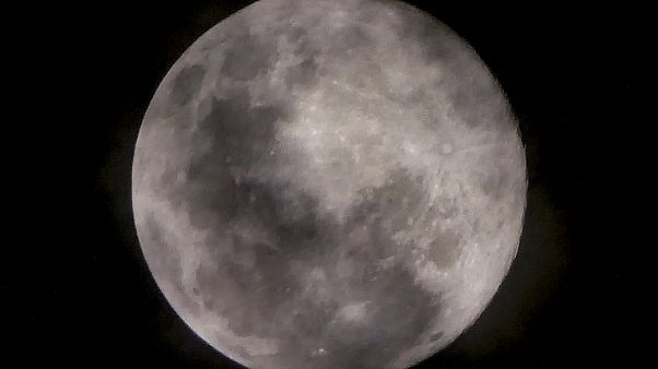 Las nubes finas cubren la superluna más cercana a la tierra, también conocida como luna rosa, desde Yakarta el 7 de abril de 2020. Las nubes finas cubren la superluna más cercana a la tierra, también conocida como luna rosa, desde Yakarta el 7 de abril de 2020.