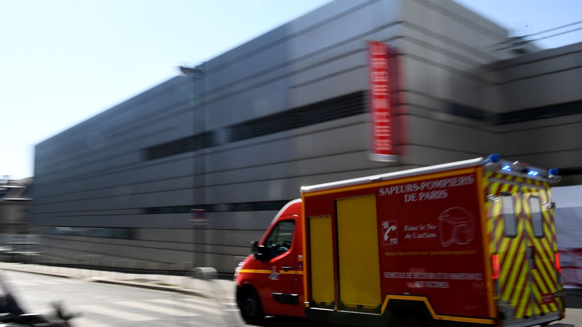 Un véhicule d'urgence des pompiers arrive à l'hôpital Tenon à Paris, le 26 mars 2020