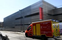 Un véhicule d'urgence des pompiers arrive à l'hôpital Tenon à Paris, le 26 mars 2020