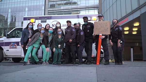 Bomberos y sanitarios unidos en los aplausos en Nueva York Bomberos y sanitarios unidos en los aplausos en Nueva York