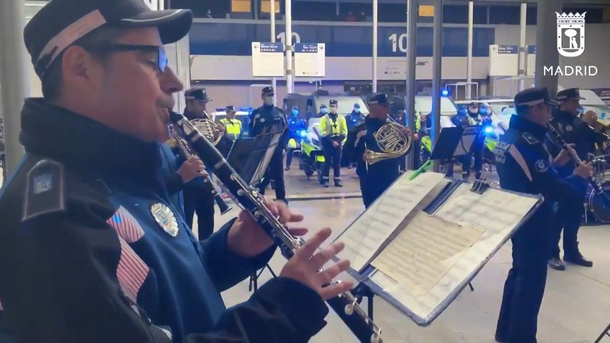 شاهد: ضباط يعزفون الموسيقى للطاقم الطبي ومرضى كورونا في مستشفى في مدريد